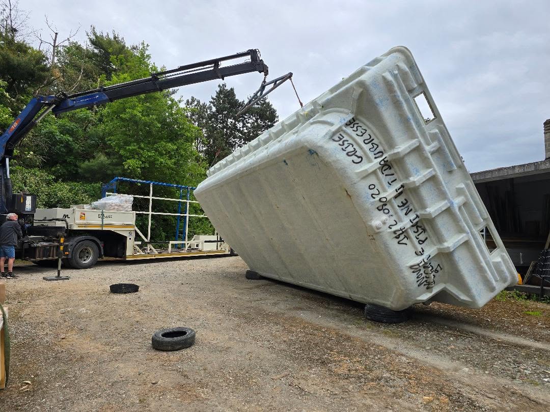 Déchargement de la piscine coque polyester pour la déplacer