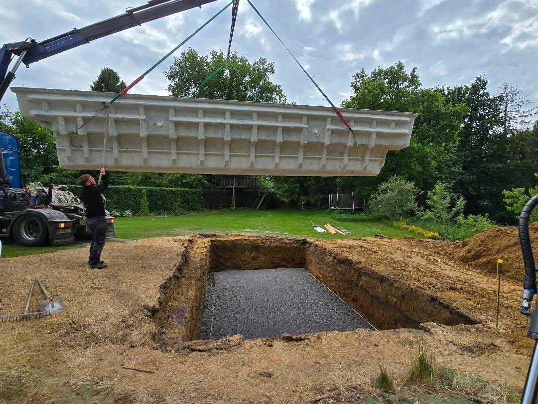 Mise en place de la piscine sur le radier