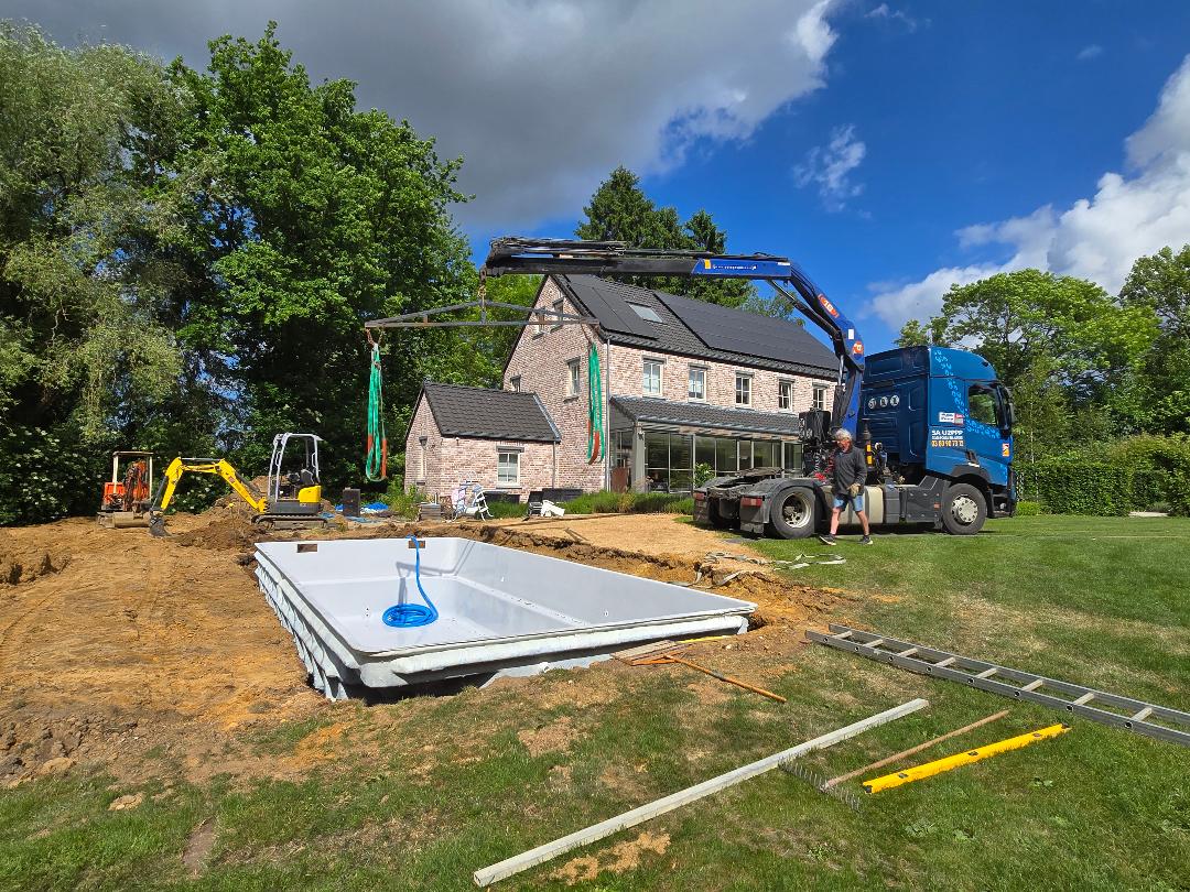 Dépose de la piscine coque dans la fouille et mise en place précise