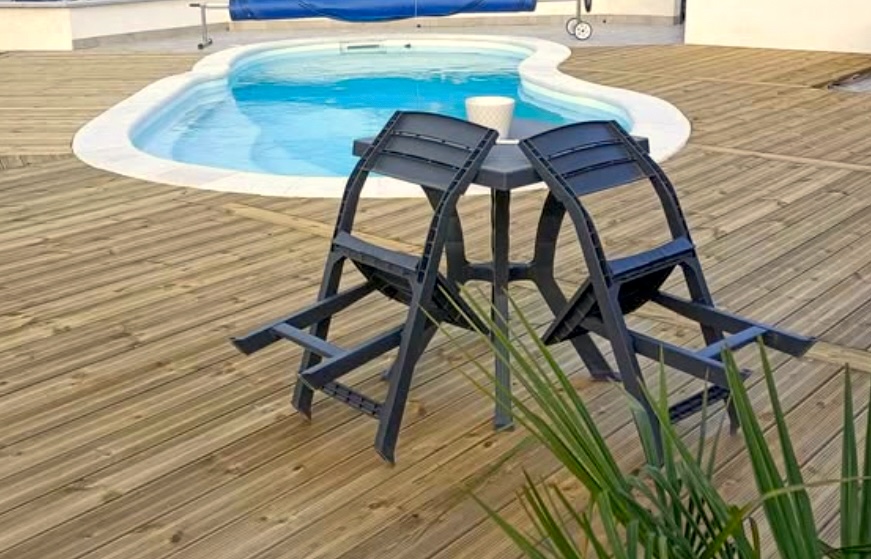 Piscine enterrée coque polyester de forme libre Chypre