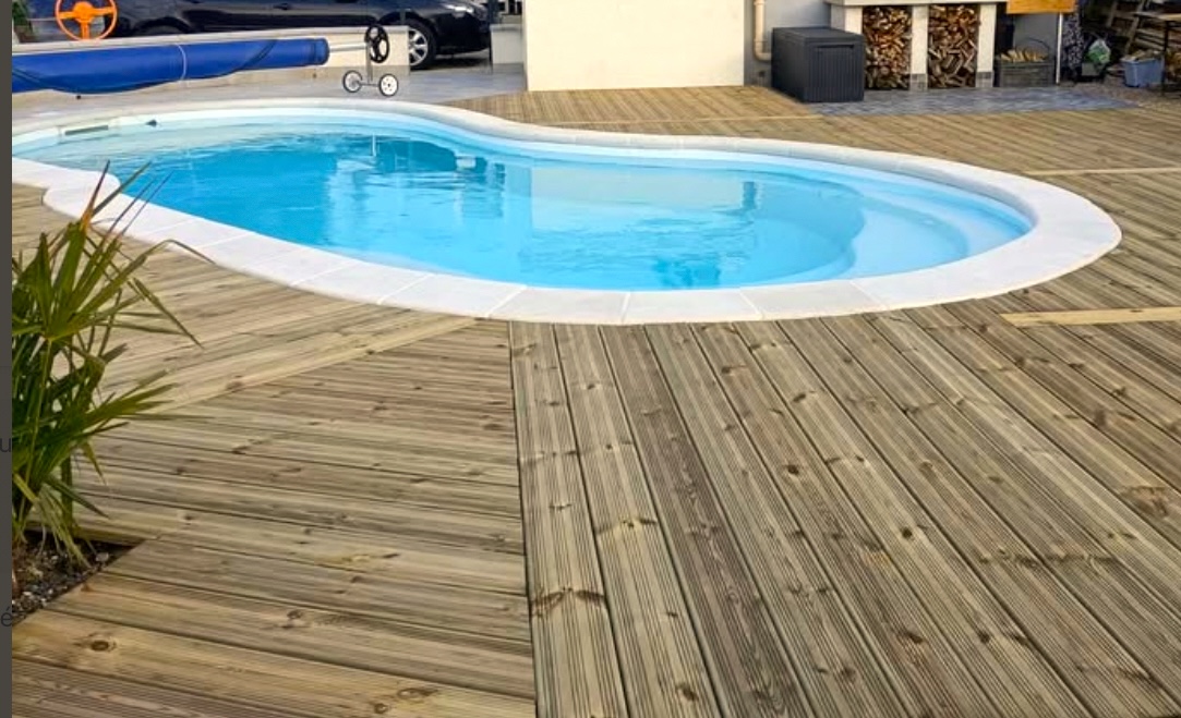Piscine esprit lagon de forme libre Chypre. Coque polyester.