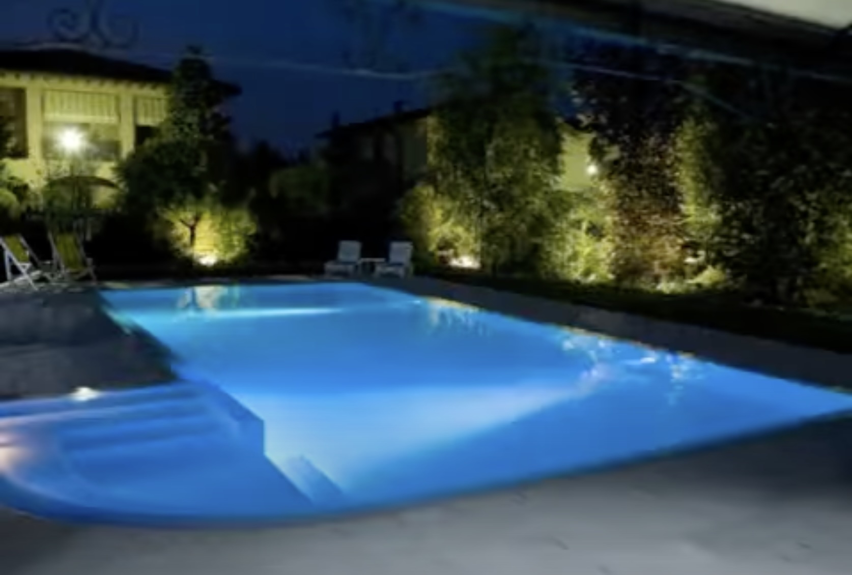 Éclairage de nuit de votre piscine avec LED. Ambiance lumineuse de piscine dans les bleus.