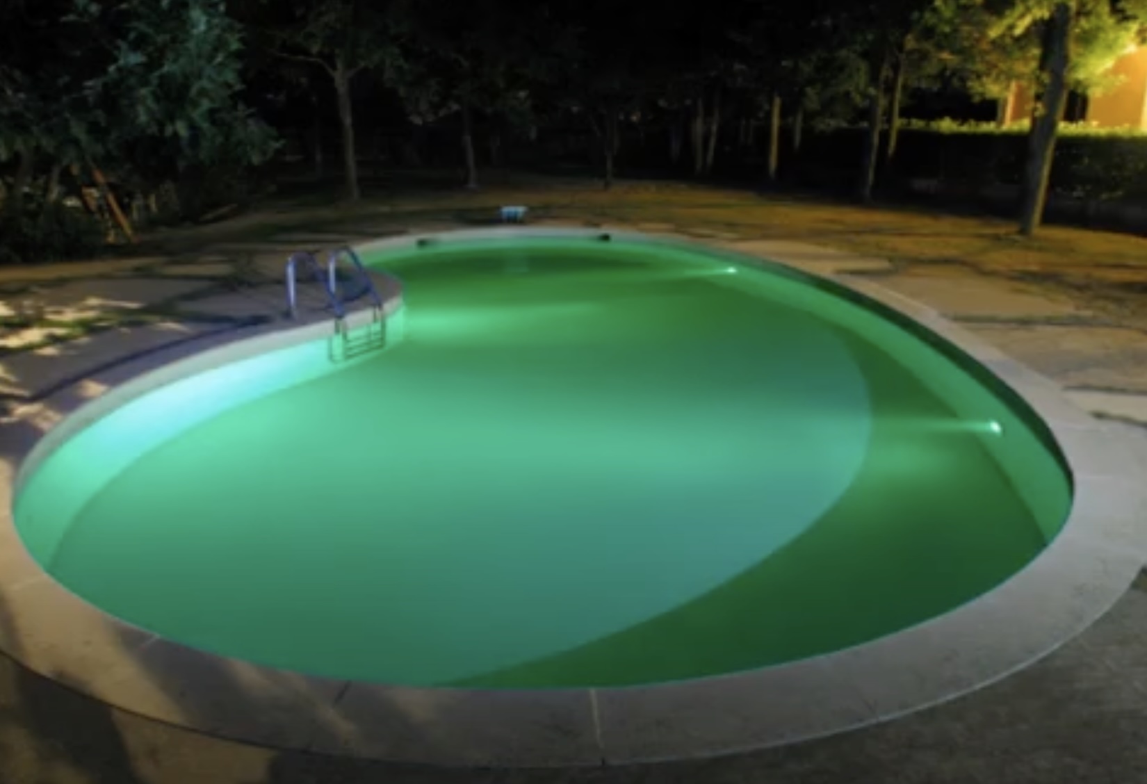 Éclairage LED de nuit de votre piscine - Exemple de réglage dans les teintes vertes