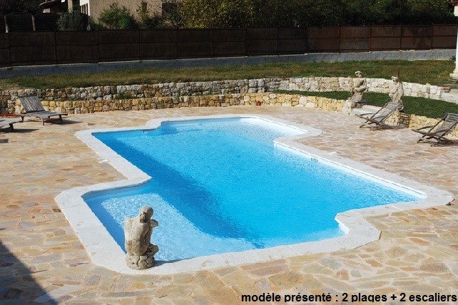 Piscine coque polyester de forme libre : 2 larges plages et escaliers