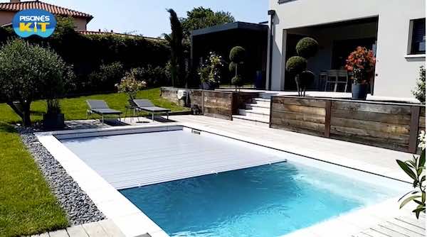 Piscine à coque Baltique avec volet roulant immergé
