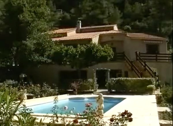 Votre piscine coque polyester aux formes classiques et épurées