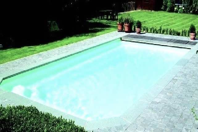 une piscine coque polyester aux formes classiques et épurées, avec option volet immergé