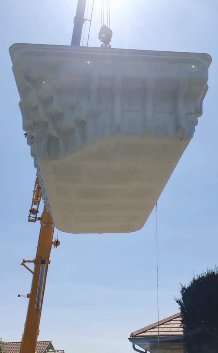 Camion grue pour livraison de votre piscine