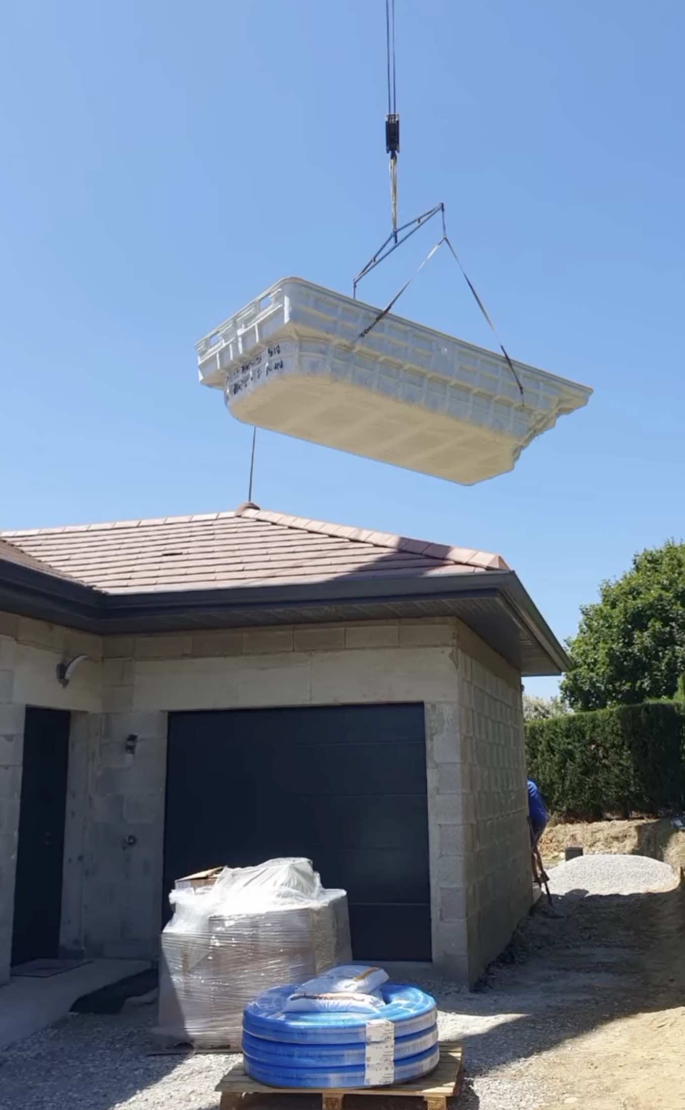 Livraison de votre piscine dans votre jardin