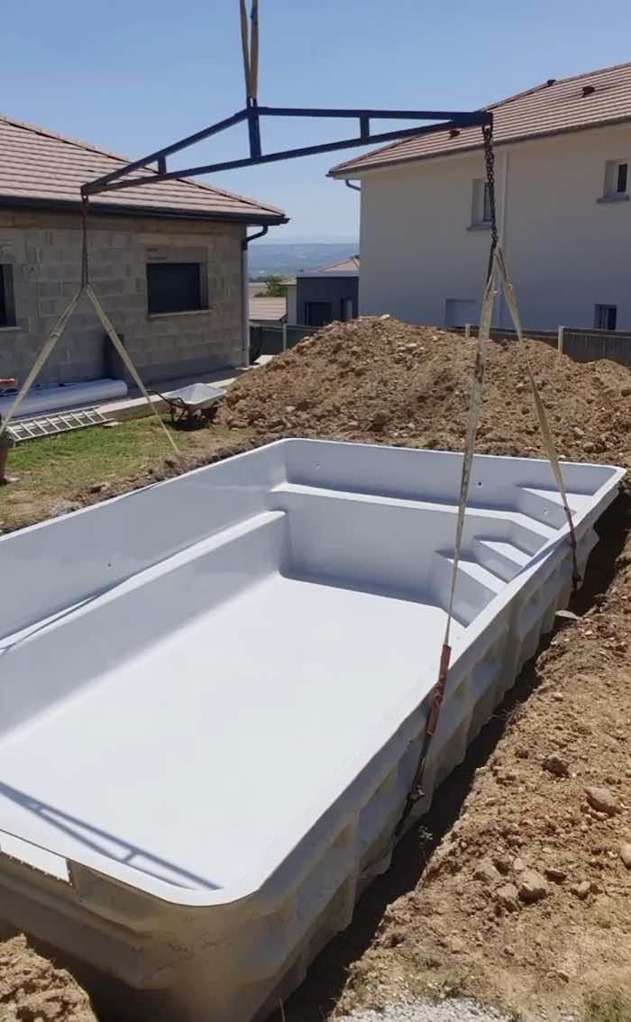 Grutage de votre piscine sur le chantier
