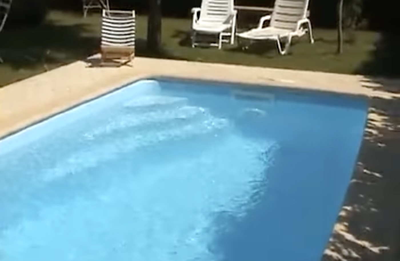 Coque avec escalier d'angle intégré ! Idéal pour votre piscine familiale. 