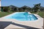 Piscine avec plage et escalier décentré