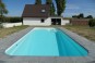 Piscine enterrée coque polyester avec escalier-plage et banquette