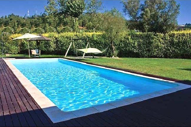 Une grande piscine rectangulaire aux angles arrondis