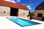 Piscine rectangulaire à deux fonds : en pente puis fond plat.