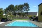 Piscine familiale avec banquette et escalier sur le coté