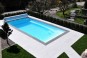 Une piscine rectangulaire en escalier, au dessin épuré