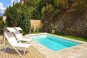 Piscine rectangulaire enterrée.