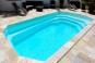 Une piscine coque polyester pour toute la famille