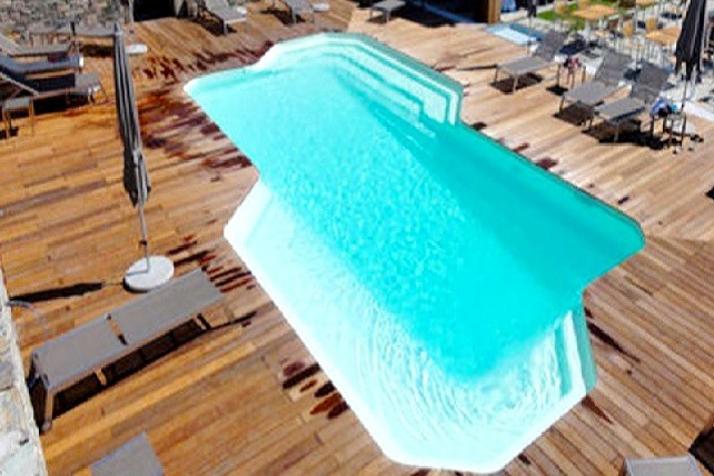 Piscine polyester Montécristo une grande piscine avec plages immergée et escalier