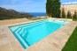 Piscine avec une banquette, et un escalier d'angle