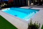 Une belle piscine rectangulaire coque polyester avec escalier banquette