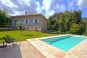 Piscine rectangulaire avec angles droits, un escalier sur toute la largeur