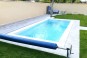 Fidji 3 une petite piscine rectangulaire qui s'intègre dans les jardins paysagers.