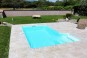 Mini piscine en kit avec escalier : peut recevoir un kit de nage à contre-courant et une mini balnéo en option.