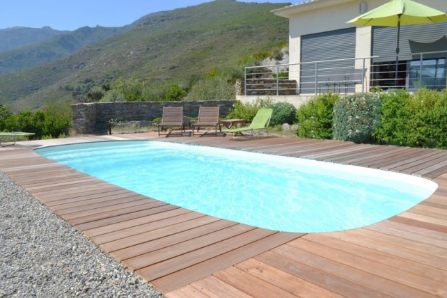  Corfou piscine polyester avec escalier banquette