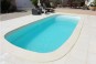 Une piscine coque avec un bel  escalier banquette.