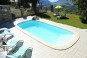 Une piscine avec un bel  escalier banquette.