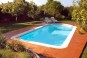 Piscine rectangulaire coque polyester à fond plat, avec escalier roman