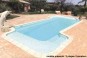Une piscine coque polyester avec un bassin de nage de forme rectangulaire 10 x 4,20m et un fond progressif
