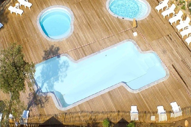 Santa-Cruz est une grande piscine en kit avec deux plages et escaliers