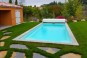 Une piscine rectangulaire pour toute la famille