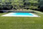 Piscine rectangulaire avec escalier sur toute la largeur