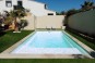 Blanc pur - Piscine avec plage et escalier
