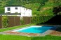 Cette petite piscine en kit presque carrée peut recevoir un système de nage contre-courant. et une balnéothérapie.