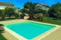 Piscine carrée à angles droits, design épuré