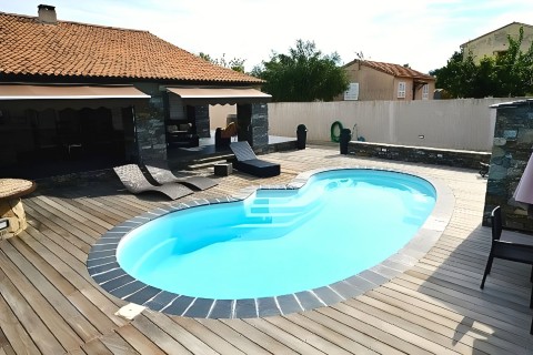 Corse 2. Mini piscine coque polyester 