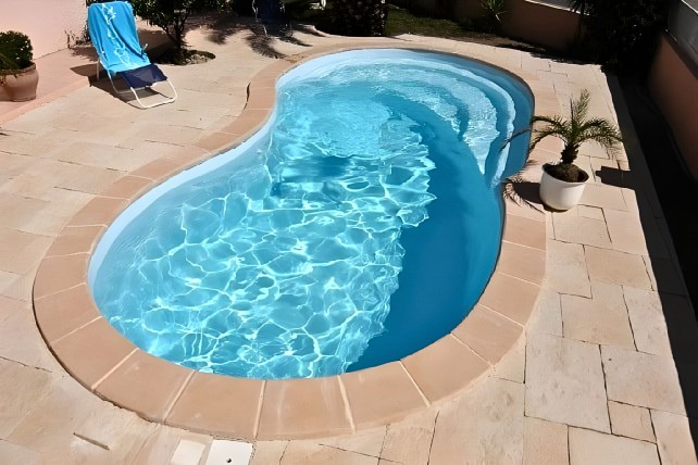 Chypre  piscine avec plage et escalier banquette