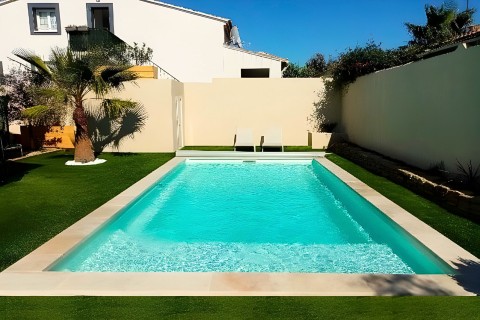 Piscine avec plage et escalier Cap-Vert coque polyester