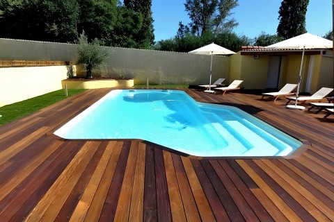 Egée Kit piscine avec plage et escalier coque polyester 