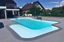Santa-Cruz piscine avec plage et escalier coque polyester