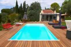 Piscine coque polyester Paques + plage en 7.50 avec volet immergé