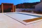 Une grande piscine rectangulaire avec volet de sécurité intégré