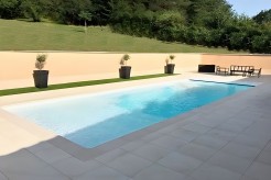 Piscine coque polyester Paques + plage en 13.50 avec volet immergé