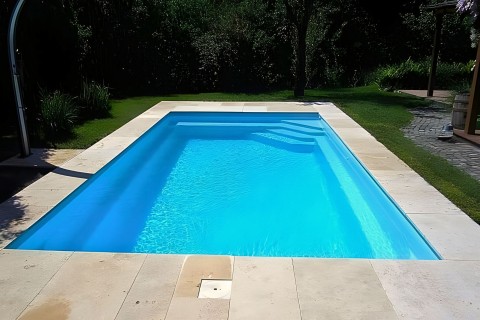 Cap-Vert Piscine rectangulaire coque polyester en kit avec escalier d'angle