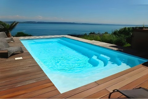 Sicile piscine rectangulaire en kit avec escalier banquette